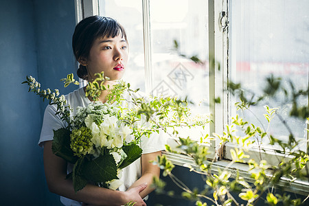 手拿花的少女图片