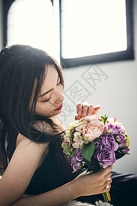 手拿花束的美丽女孩图片