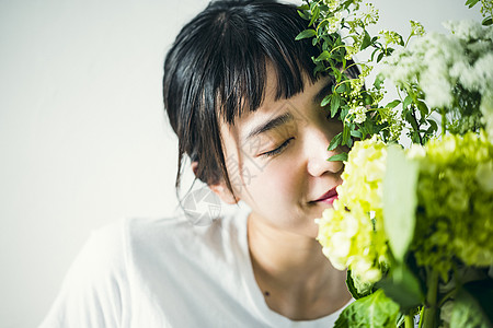 绿色小清新花束手拿花束的美丽女孩背景