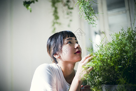 女子打理植物图片