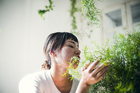 室内盆栽欢闹插花植物女肖像无辜图片