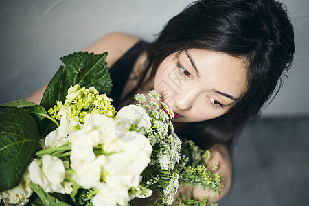 文艺女孩手拿花束图片