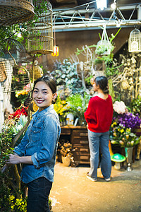 花店里的老板与顾客图片