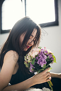 美女植物的插花艺术与玫瑰花束的女画象图片