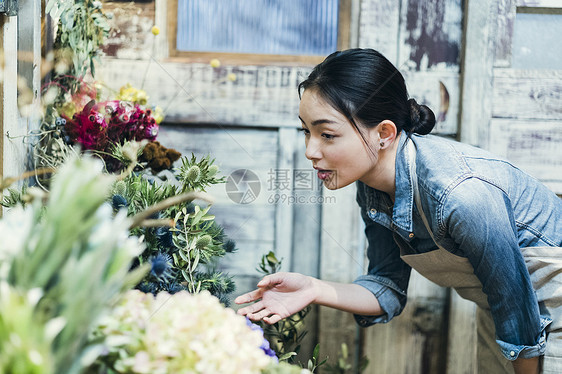 半场时间插花打工工作在花店的妇女图片