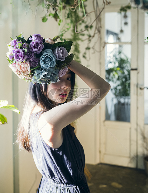 插花亚洲人连衣裙一个女人一束图片