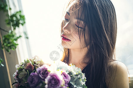 花匠生活资料二十几岁与玫瑰花束的女画象图片