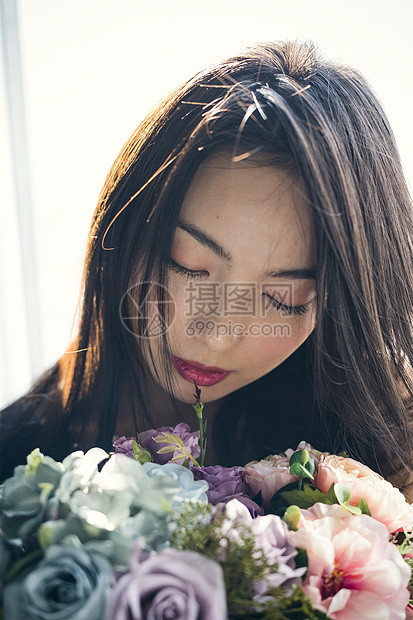 1人花朵快乐的与玫瑰花束的女画象图片