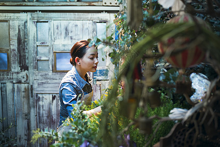 兼差兼职工作鲜花店工作在花店的妇女图片