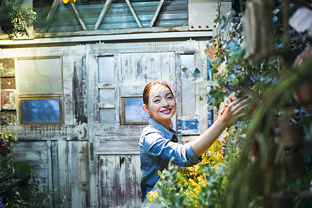 活力花卉愉快工作在花店的妇女图片