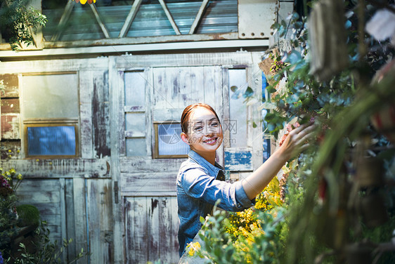 活力花卉愉快工作在花店的妇女图片