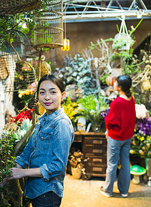 三十几岁微笑兼职工作花店选择鲜花图片