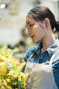 留白打工花匠工作在花店的妇女图片