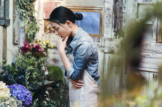 花卉兼职工作兼差工作在花店的妇女图片