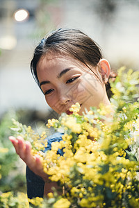 享受半身日本人工作在花店的妇女图片