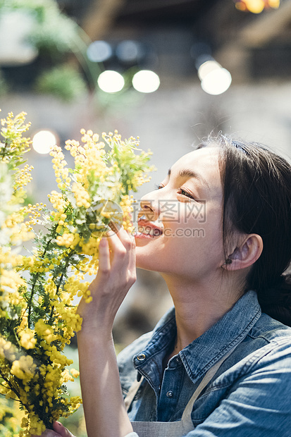 活力亚洲人人类工作在花店的妇女图片