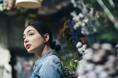 兼差明亮女士们花店的一名妇女图片