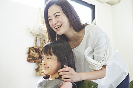 幼儿美发师给小女孩理发图片