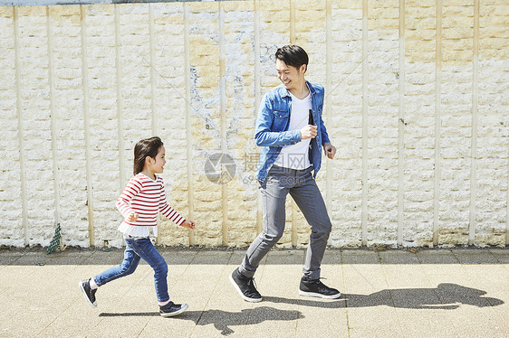 户外父亲和女儿玩耍奔跑图片