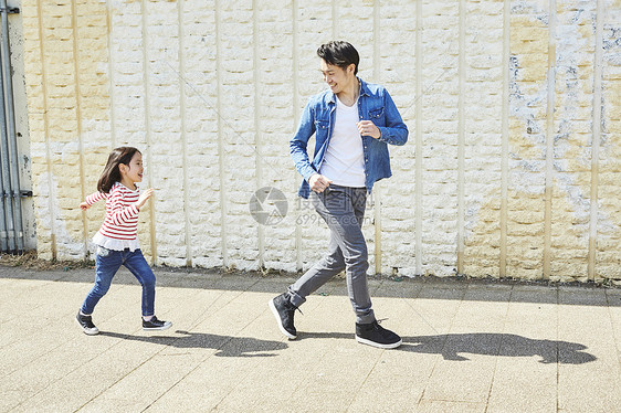 户外父亲和女儿玩耍奔跑图片