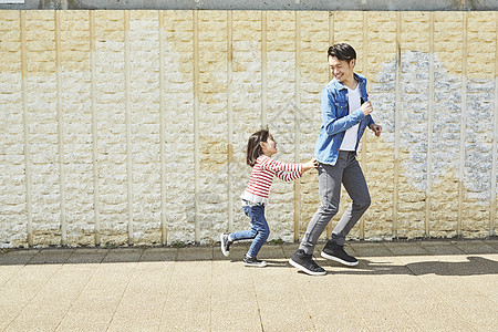 户外玩耍奔跑的父亲和女儿图片