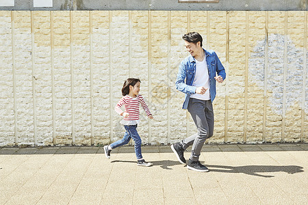 户外玩耍奔跑的父亲和女儿图片