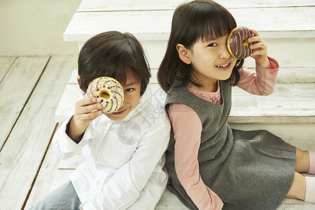 坐玩贪玩吃甜甜圈的孩子图片
