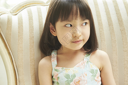 儿童靠着椅子睡觉图片