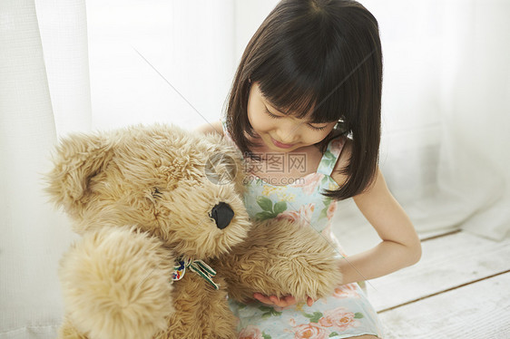 手抱娃娃熊的漂亮小朋友图片