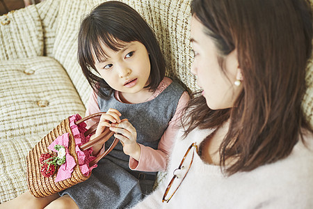 坐在沙发上的妈妈和女儿图片