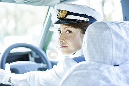 开车的女出租车司机图片