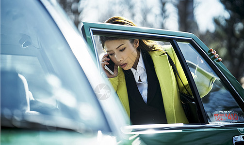 商务女士打电话叫出租车图片