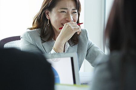 正在开会的商务人士图片