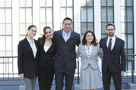 户外站成一排的商务人物合照图片素材