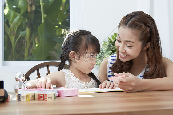 父母在辅导孩子写作业图片