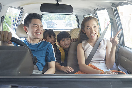 驾车出行的一家人图片素材