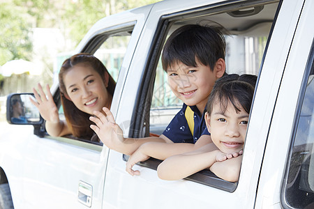 摩头车一家人将头探出车窗招手背景