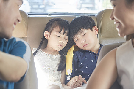 在车后座上睡着的孩子们图片