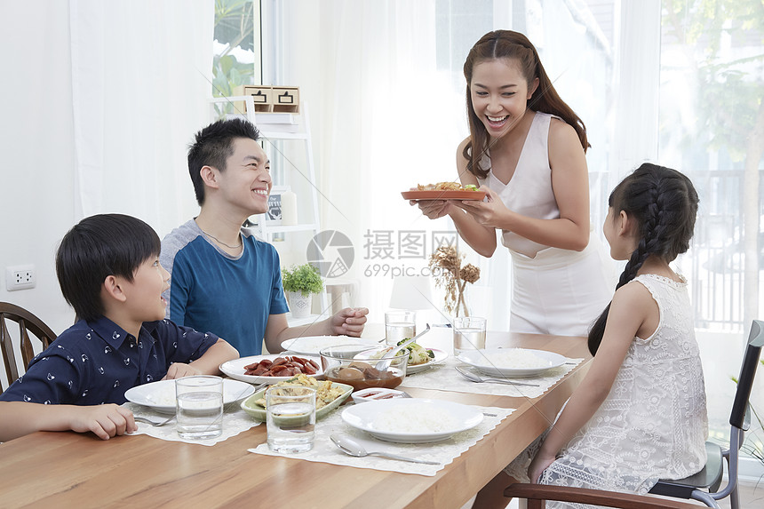 在餐厅用餐的一家人图片