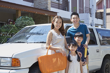 站在车前的幸福家庭图片