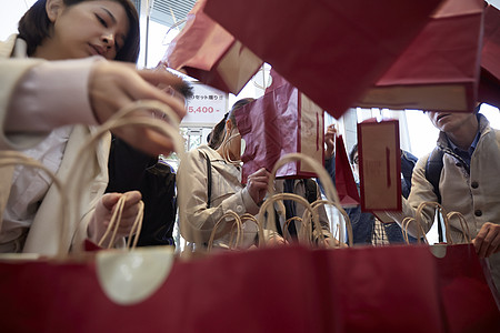 人们在抢购促销活动礼品图片