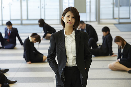 公司里克服社会浪潮的女人图片