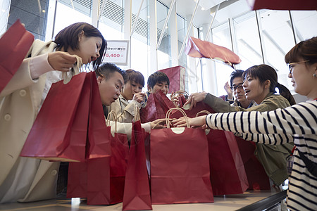 人们在抢购促销活动礼品高清图片