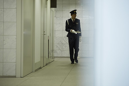 保安正在夜间室内巡视图片素材