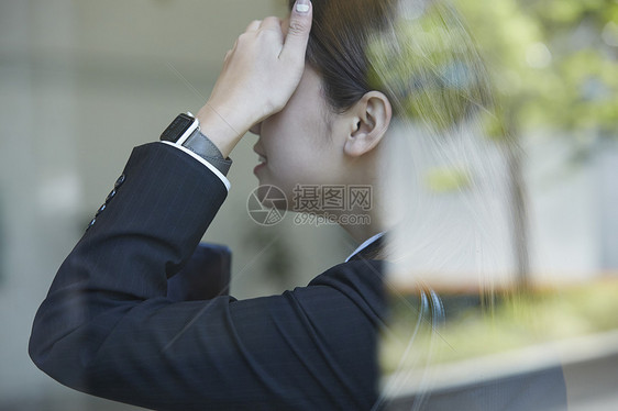 干练女性白领遇到麻烦图片