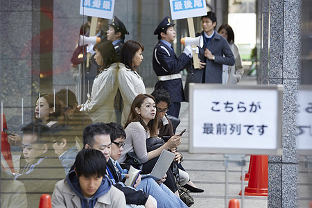 在百货商店门口排队的人群背景图片