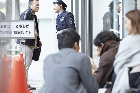 百货商店门口男人和女人们排队图片