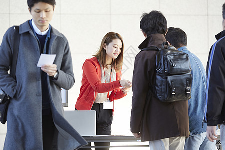 女线条男编号门票的分发图片