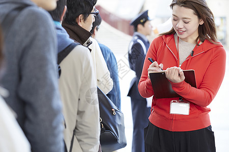 女人正在登记人们信息图片