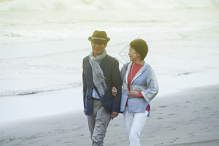 在海边散步的中老年夫妻图片